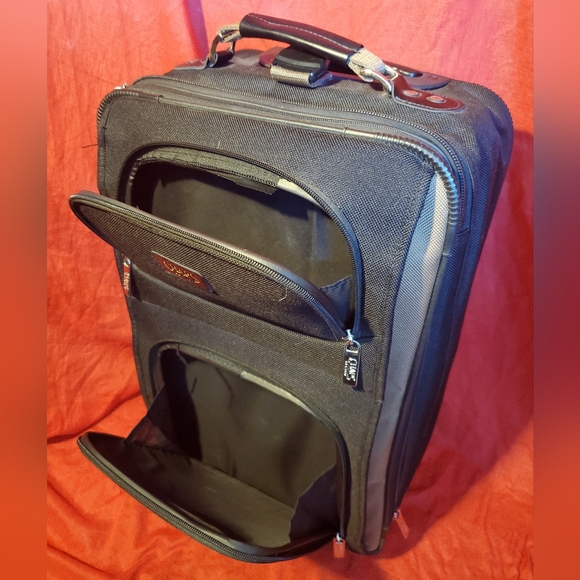 Black Chaps soft-shell rolling suitcase in perfect condition! - Picture 3 of 8